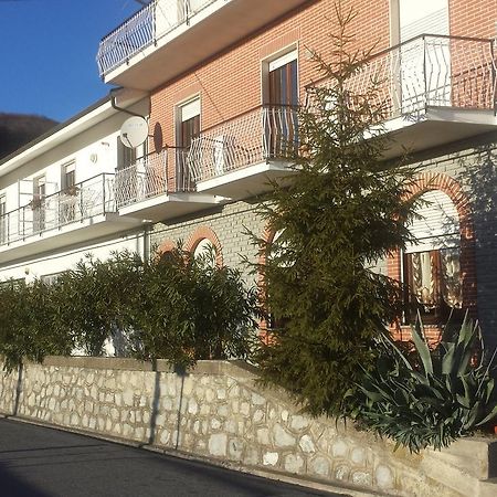Albergo Al Sole Ad Aquila Di Arroscia Im A Trenta Chilometri Dal Mare Onzo Exterior photo