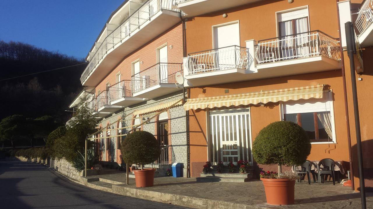 Albergo Al Sole Ad Aquila Di Arroscia Im A Trenta Chilometri Dal Mare Onzo Exterior photo