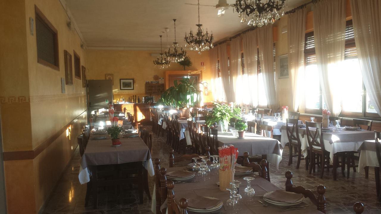 Albergo Al Sole Ad Aquila Di Arroscia Im A Trenta Chilometri Dal Mare Onzo Exterior photo