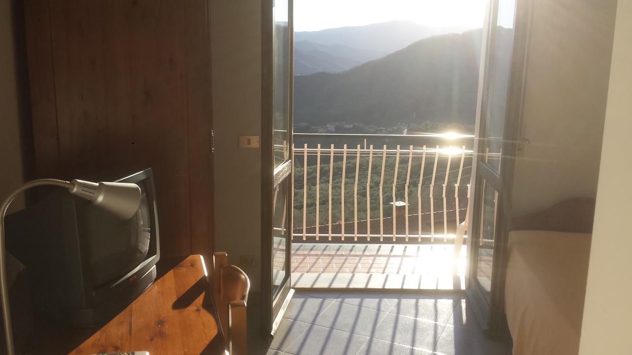 Albergo Al Sole Ad Aquila Di Arroscia Im A Trenta Chilometri Dal Mare Onzo Exterior photo